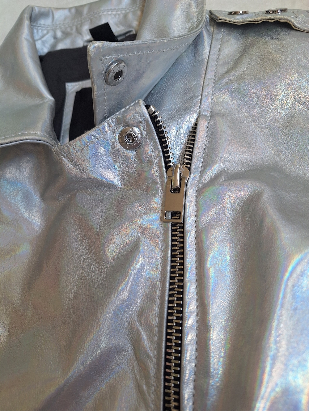✨ MAURITIUS Silver Holographic Leather Moto Jacket Sz L (Fits like M) ✨️ - Picture 15 of 16